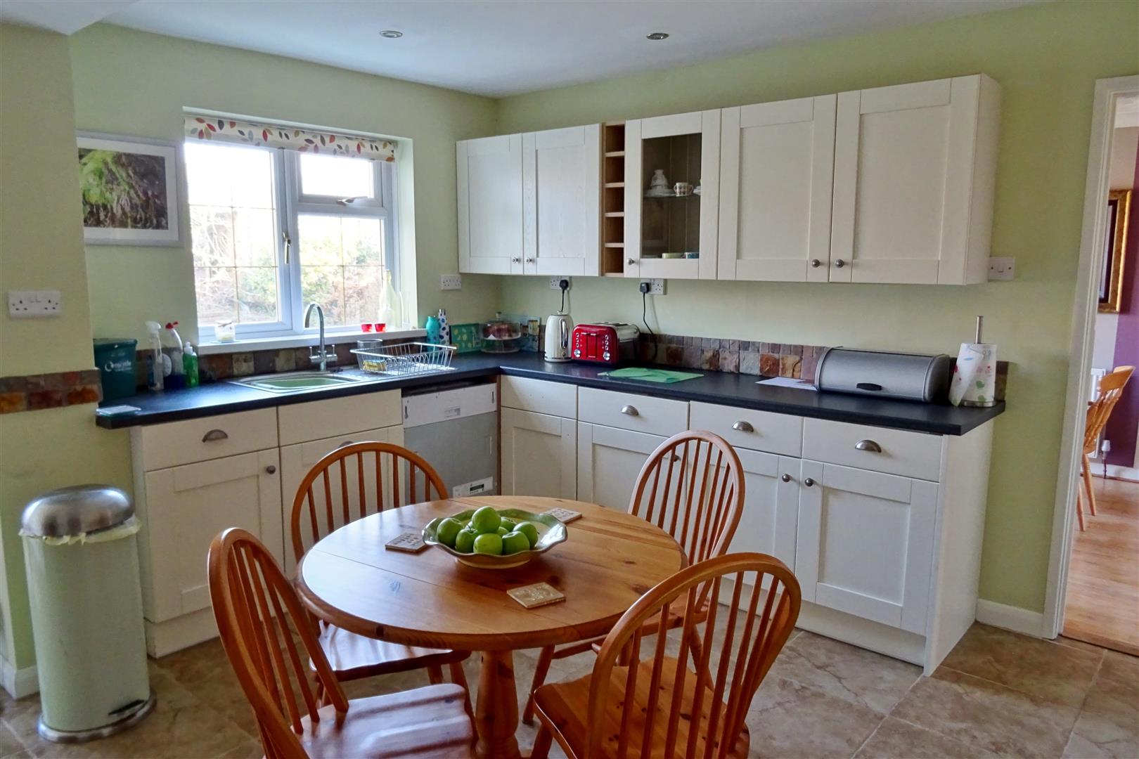 Kitchen/Breakfast Room: